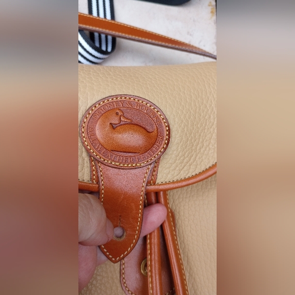Vintage Dooney & Bourke Dover Drawstring Case Shoulder Crossbody Bag Cream - Picture 5 of 16